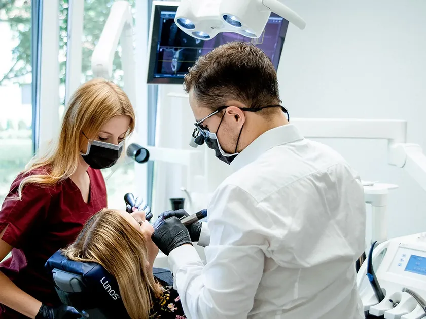 Behandlung unter Lupenbrille