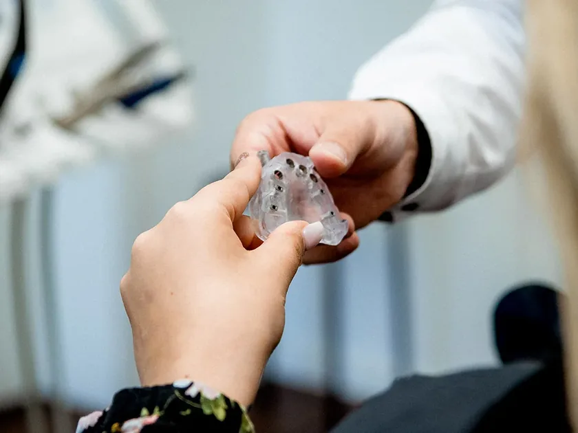 Durchsichtige Aligner-Schiene in der Hand