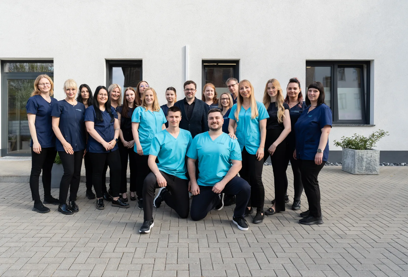 Das Team des Zahnkompetenzzentrums Dr. Strößner vor der Praxis in Weißenfels