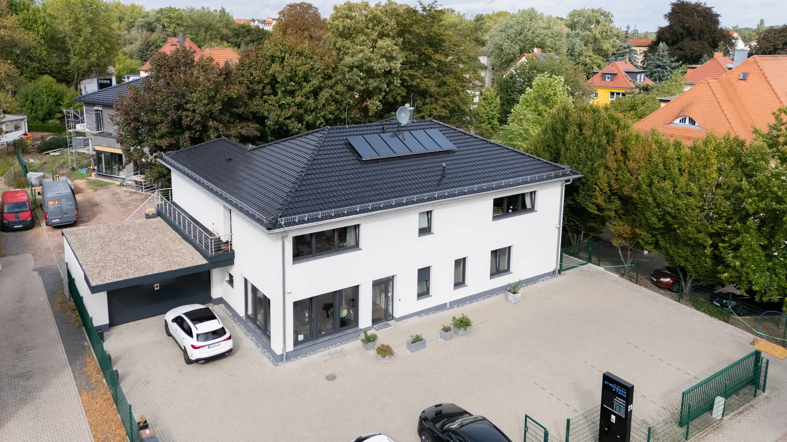 The practice from the air: its own building with car park on Leopold-Kell-Straße
